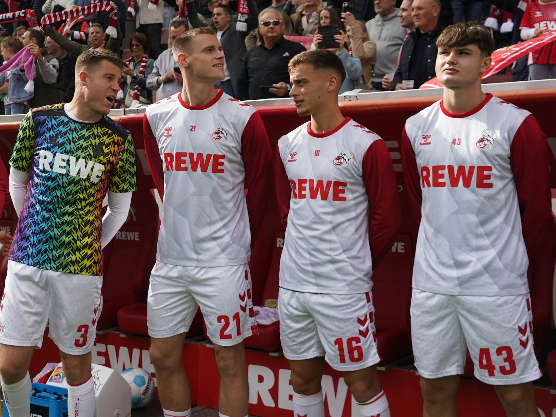 Die FC-Profis Dominique Heintz, Steffen Tigges, Marvin Obuz und Jaka Potocnik (v.l.n.r.) am 29. September 2024 vor dem Spiel gegen Karlsruhe.