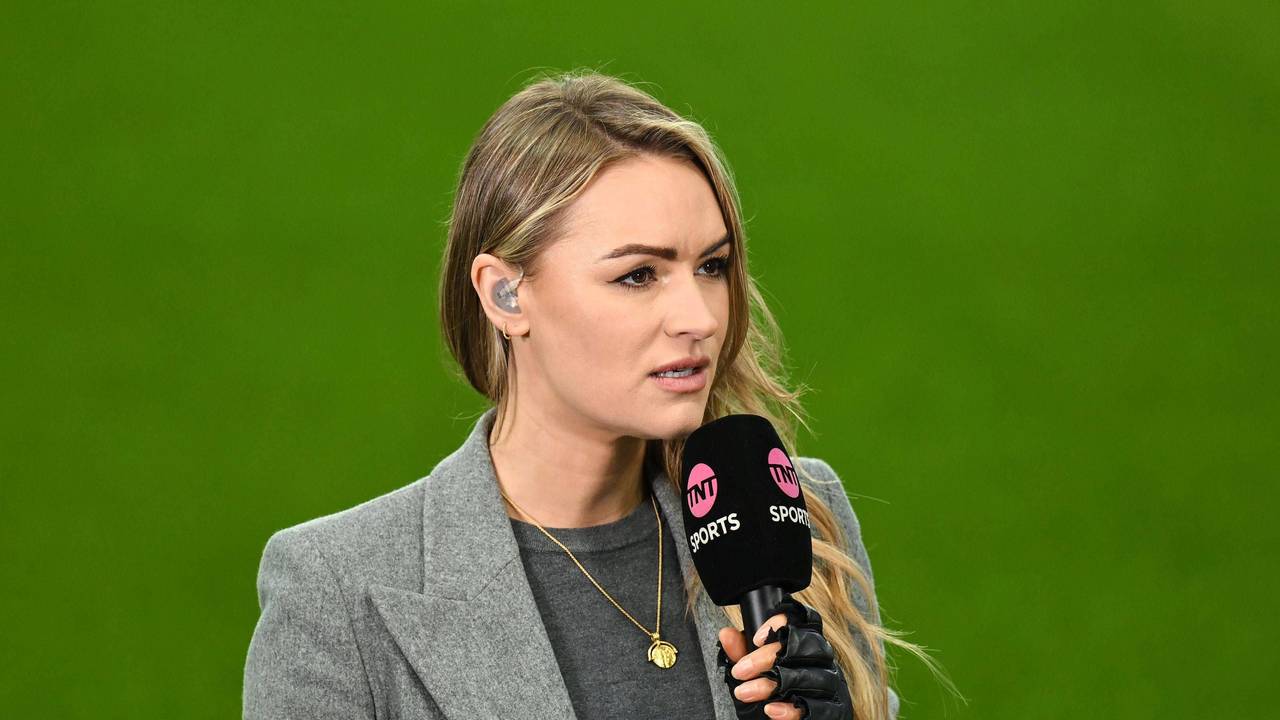Laura Woods am Mikrofon.