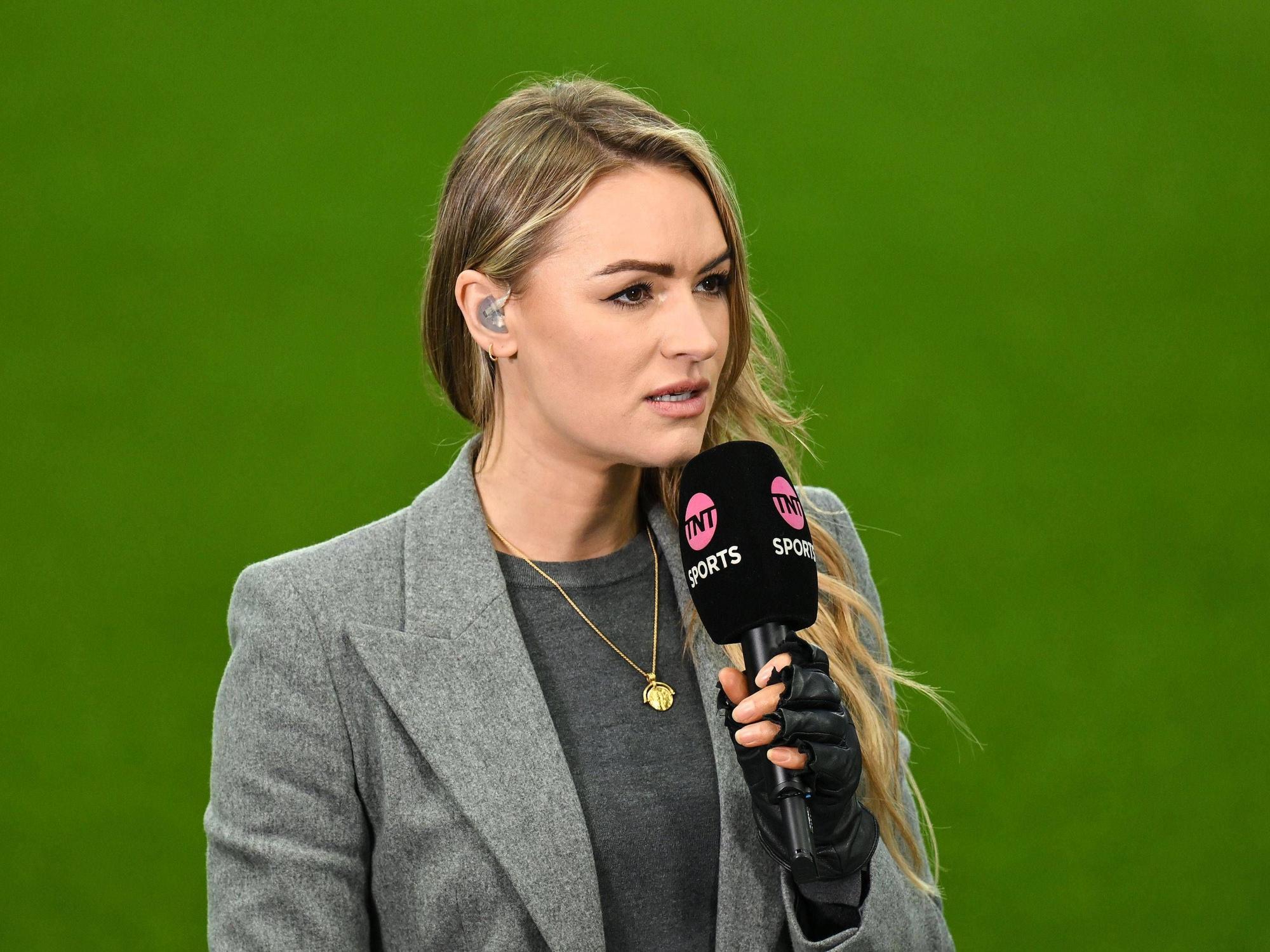 Laura Woods am Mikrofon.