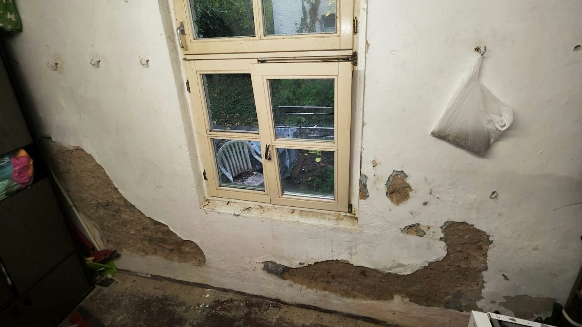 Von einer Wand ist stellenweise der Putz weg.