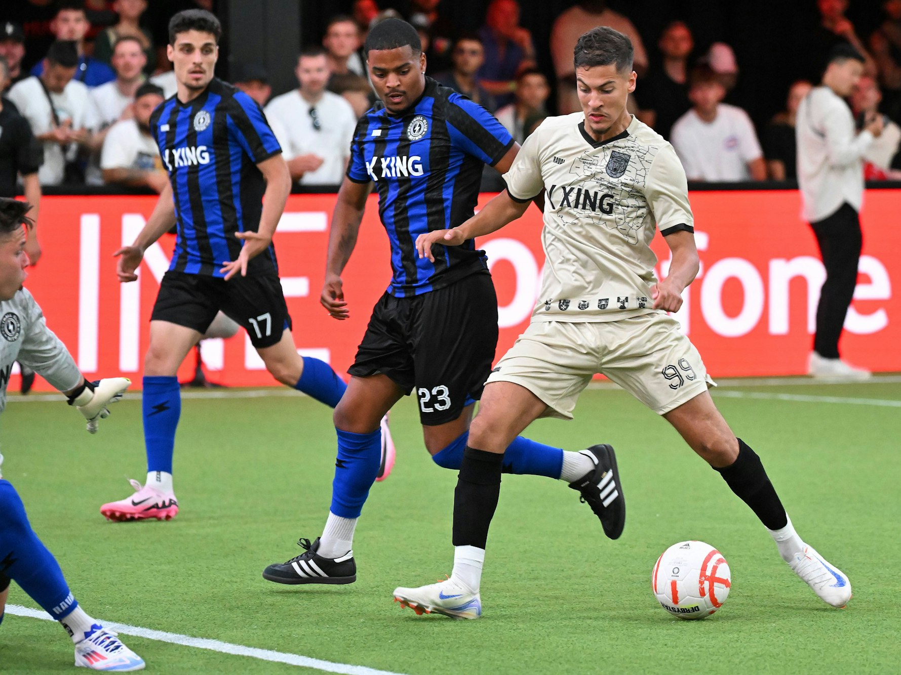 Mehrere Spieler in Action bei einem Spiel der Baller League in Köln.