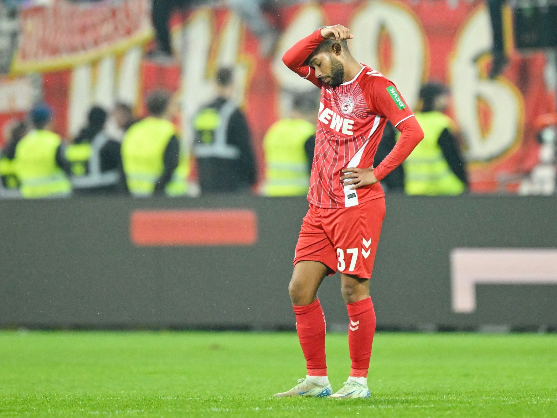 Kölns Linton Maina steht auf dem Spielfeld.