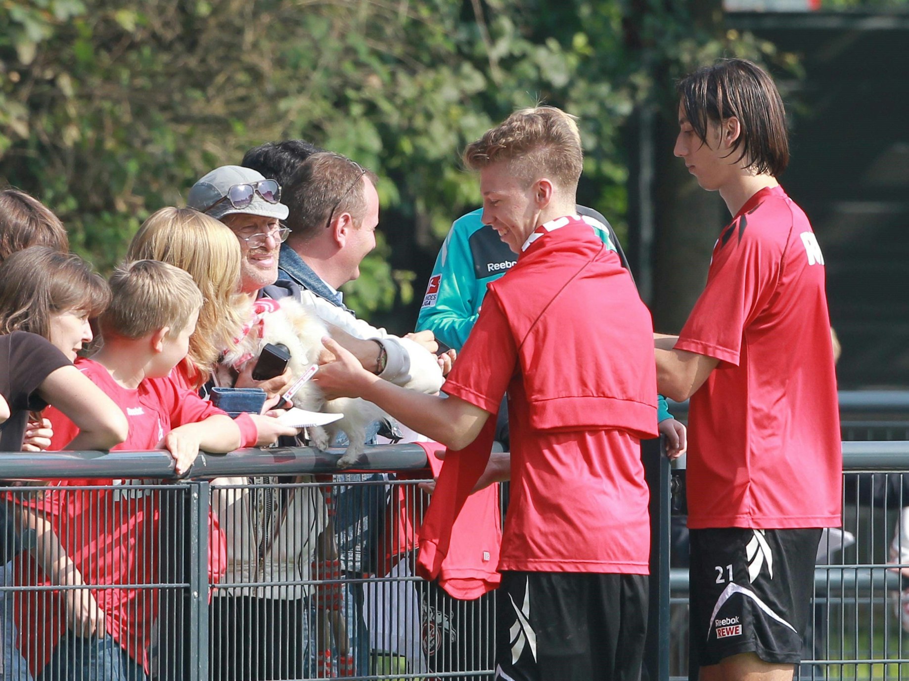 Mitchell Weiser schreibt gemeinsam mit Pedro Geromel Autogramme.