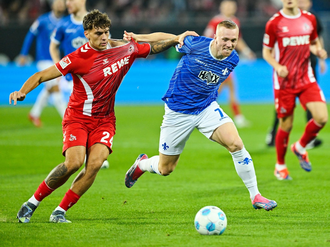 Julian Pauli im Zweikampf mit Isac Lidberg.