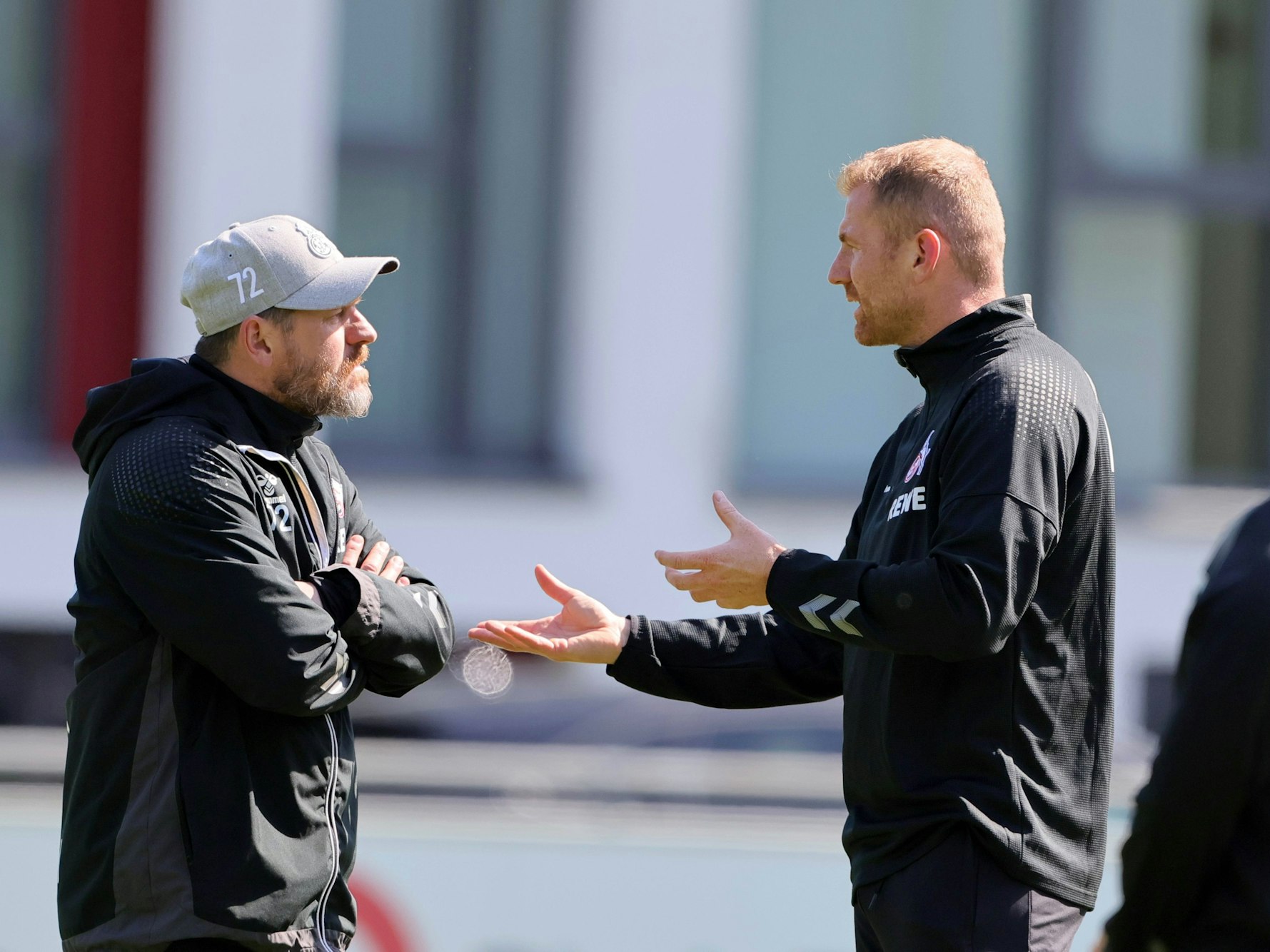 Lukas Sinkiewicz spricht bei seinem FC-Praktikum mit Steffen Baumgart.