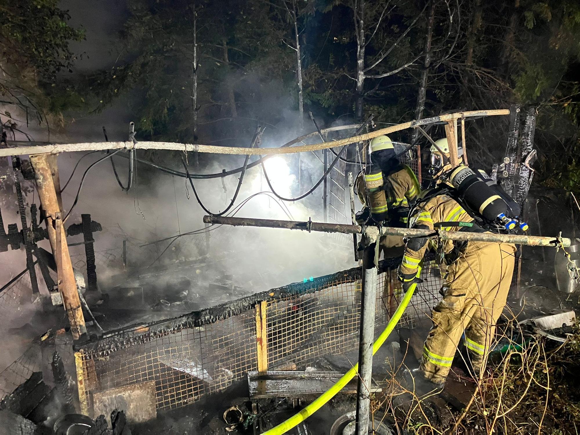 Die Feuerwehr Bergisch Gladbach im Einsatz in der Nacht.