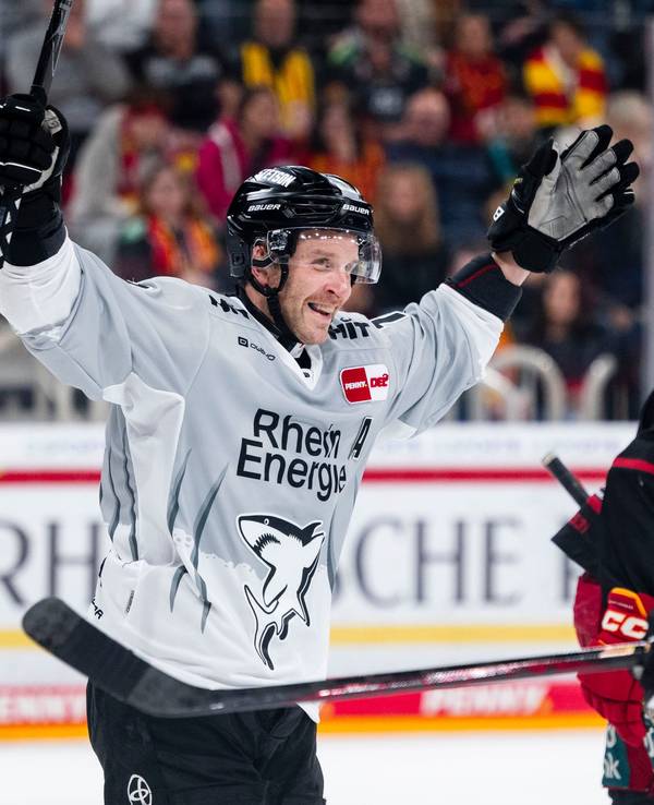 Kölns Torschütze Frederik Storm (l) und Louis-Marc Aubry jubeln nach dem Treffer zum 6:1.