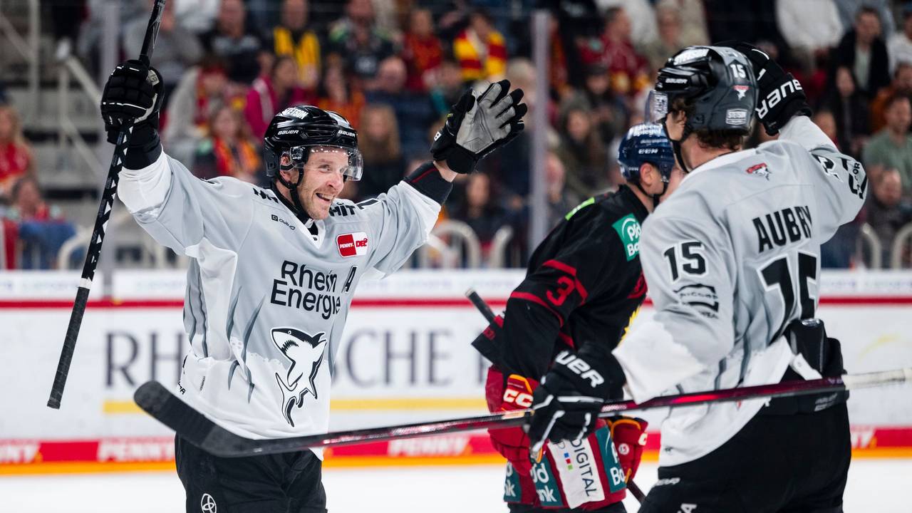 Kölns Torschütze Frederik Storm (l) und Louis-Marc Aubry jubeln nach dem Treffer zum 6:1.
