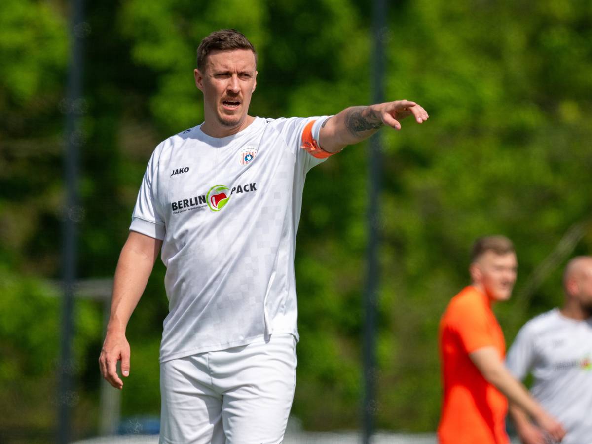 Fußball: Kreisliga Berlin, FSV Spandauer Kickers III - BSV AL-Dersimspor, Kunstrasenplatz 2 Brunsbütteler Damm, der frühere Nationalspieler Max Kruse (r), Al-Dersimspor, gibt während des Spiels Anweisungen.