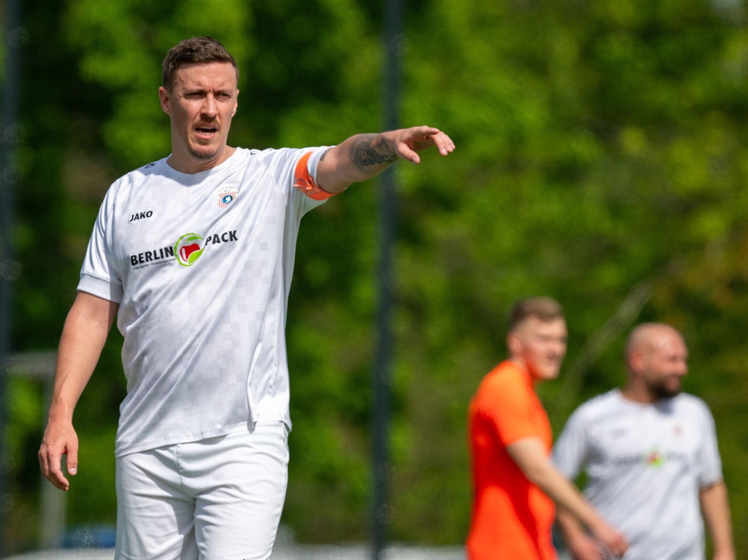 Fußball: Kreisliga Berlin, FSV Spandauer Kickers III - BSV AL-Dersimspor, Kunstrasenplatz 2 Brunsbütteler Damm, der frühere Nationalspieler Max Kruse (r), Al-Dersimspor, gibt während des Spiels Anweisungen.