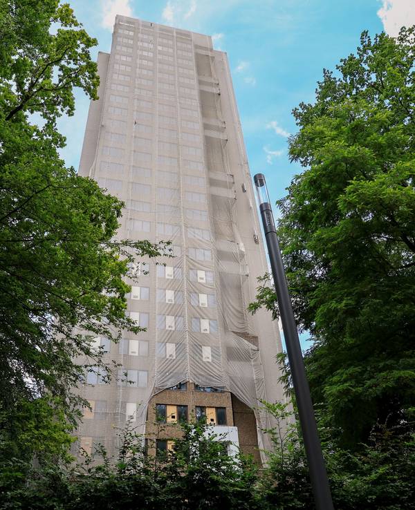 Der Wohnturm an der Deutschen Sporthochschule Köln ist in ein Netz gehüllt und wird weiter umgebaut.