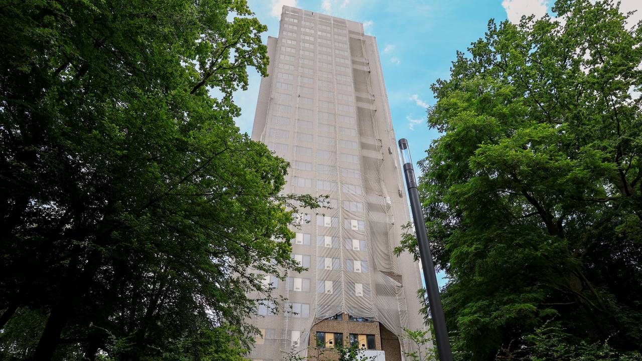 Der Wohnturm an der Deutschen Sporthochschule Köln ist in ein Netz gehüllt und wird weiter umgebaut.