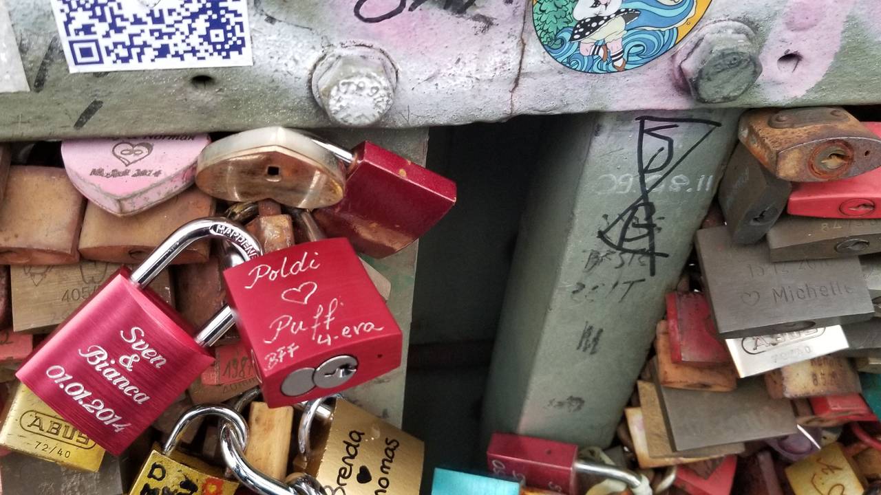 Das Podolski-Liebesschloss an der Hohenzollernbrücke.