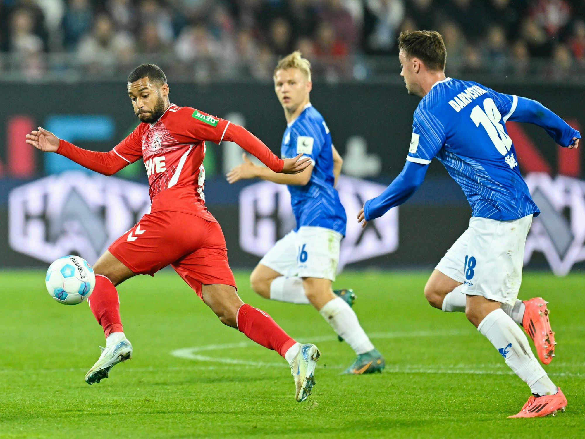 Kölns Linton Maina (l) und Darmstadts Philipp Förster kämpfen um den Ball.