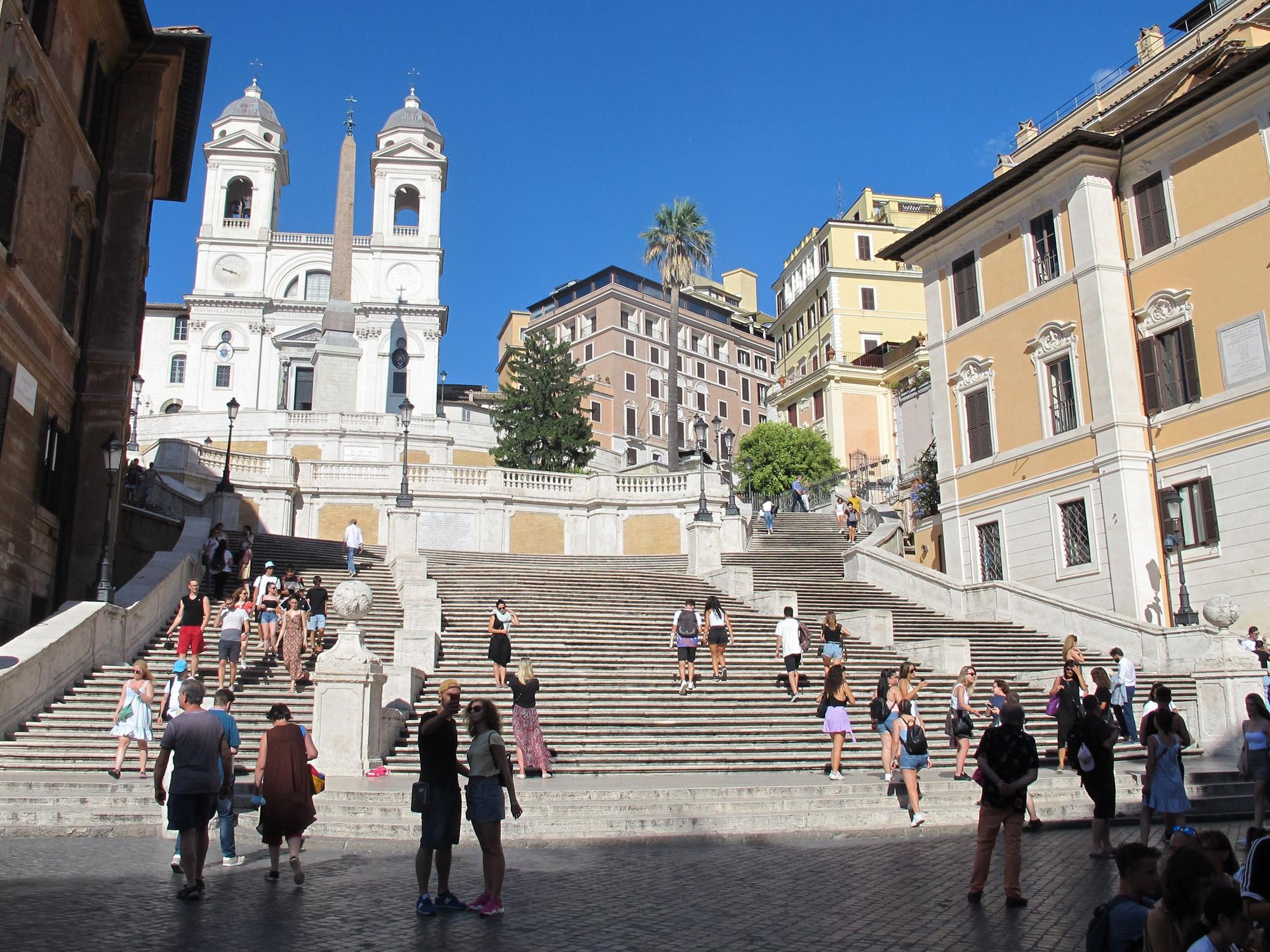 Menschen stehen an der Spanischen Treppe in Rom.