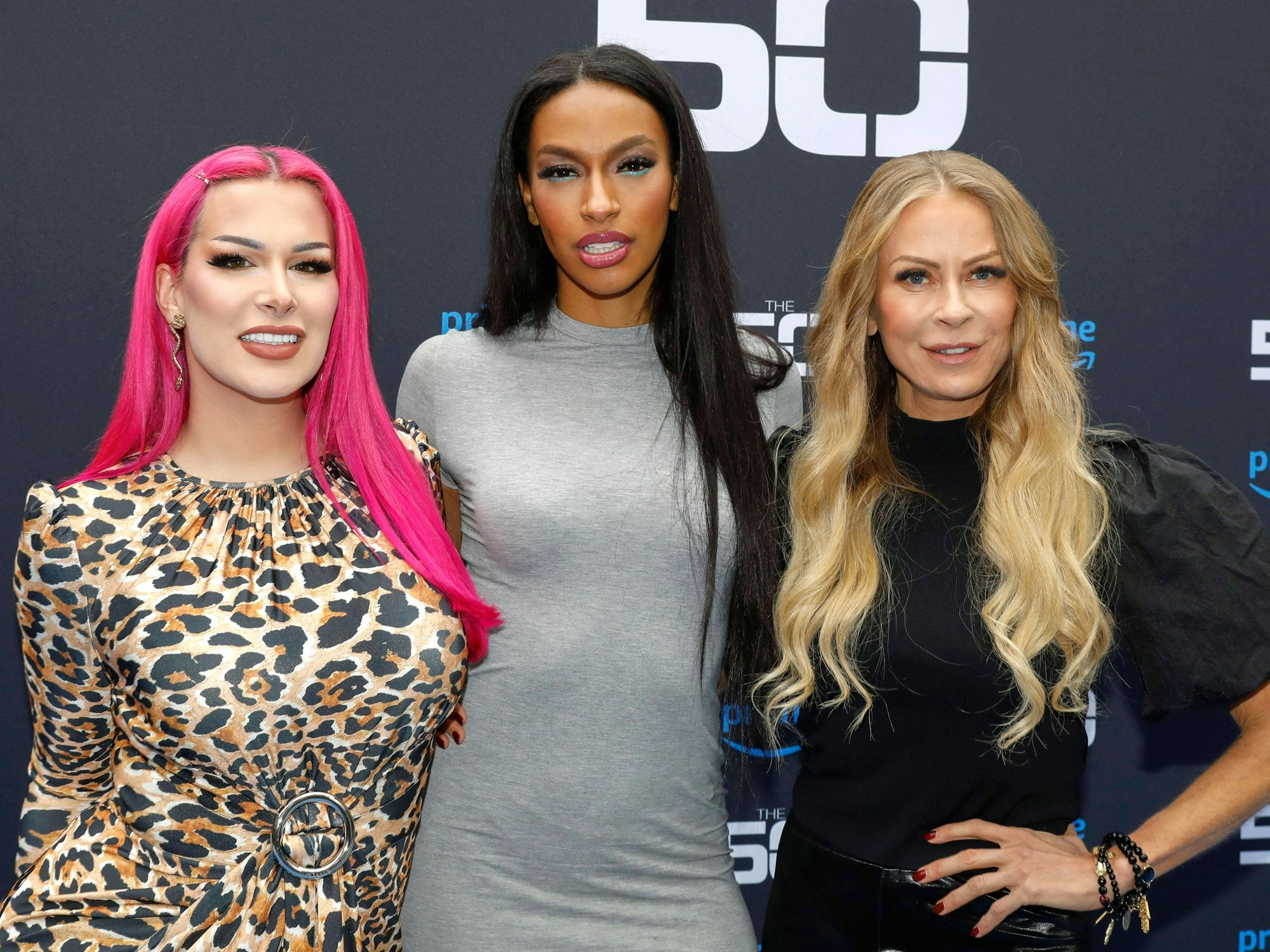 Raffa Plastic, Cecilia Asoro und Jenny Elvers beim Photocall zur Amazon Prime Video Reality-Show „The 50“ in der Wolkenburg.