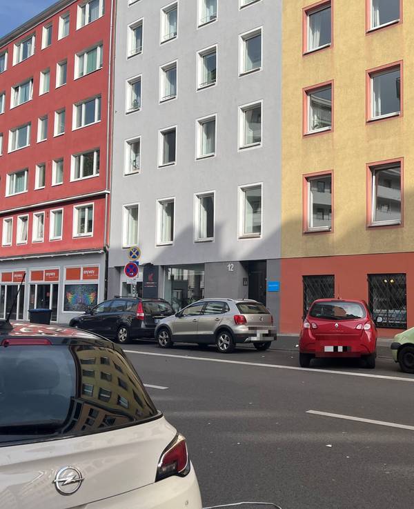 Vier parkende Autos auf der Kamekestraße in Köln. Eines davon steht nicht hinter den anderen wie vorgeschrieben, sondern schräg in der Parkbucht.
