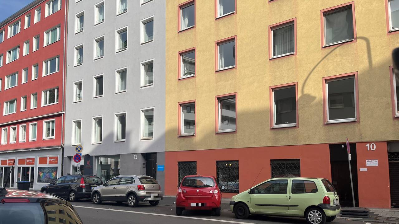 Vier parkende Autos auf der Kamekestraße in Köln. Eines davon steht nicht hinter den anderen wie vorgeschrieben, sondern schräg in der Parkbucht.