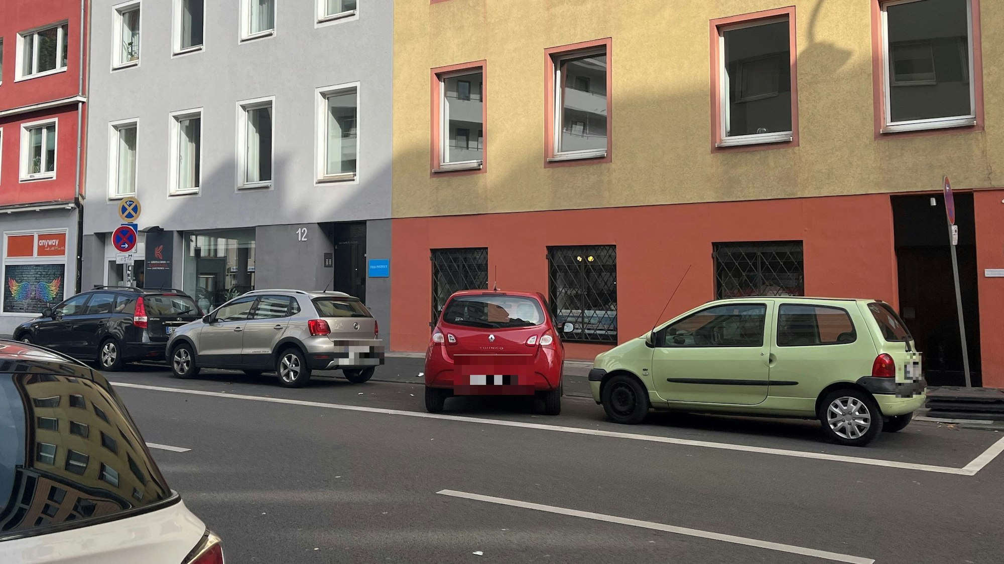 Vier parkende Autos auf der Kamekestraße in Köln. Eines davon steht nicht hinter den anderen wie vorgeschrieben, sondern schräg in der Parkbucht.