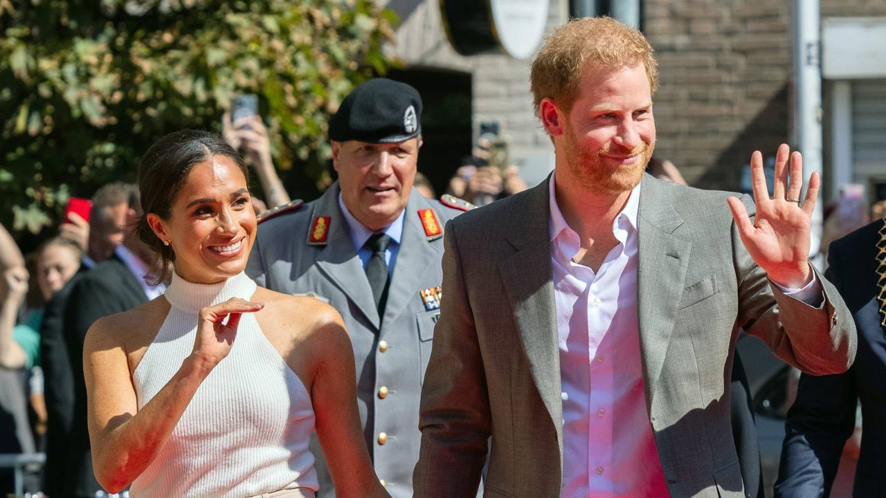 Der britische Prinz Harry (3.v.r., Herzog von Sussex, und seine Frau Meghan (l), Herzogin von Sussex, kommen vor dem Rathaus in Düsseldorf an.