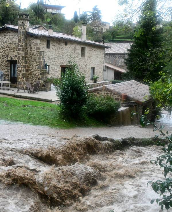 Am 17. Oktober 2024 kommt es im Dorf Pelussin im Département Loire in Frankreich zu Überschwemmungen.