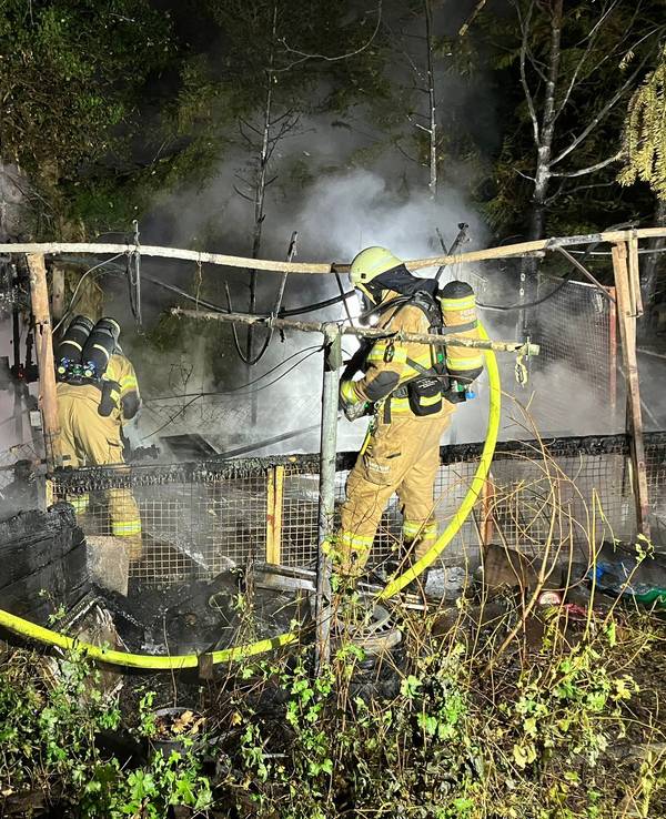 Die Feuerwehr Bergisch Gladbach im Einsatz in der Nacht.
