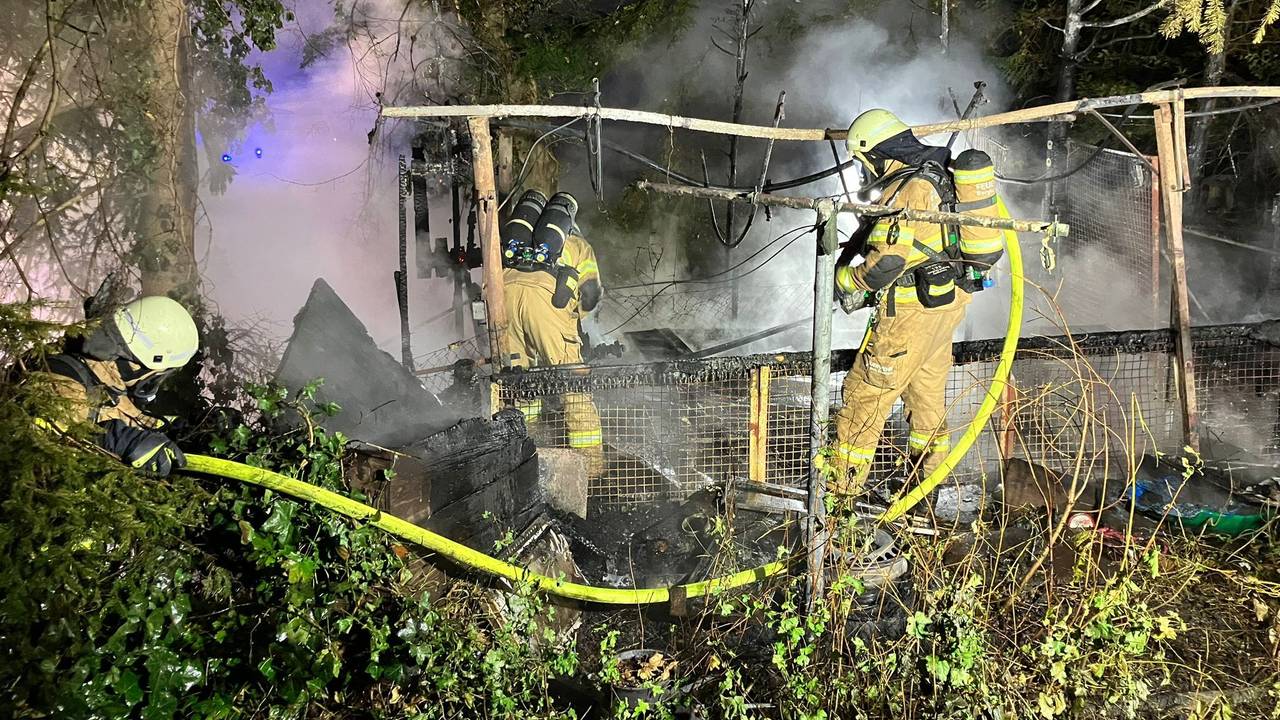 Die Feuerwehr Bergisch Gladbach im Einsatz in der Nacht.