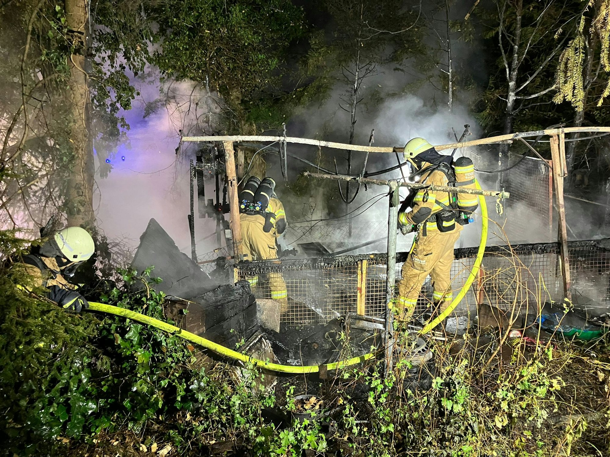 Die Feuerwehr Bergisch Gladbach im Einsatz in der Nacht.