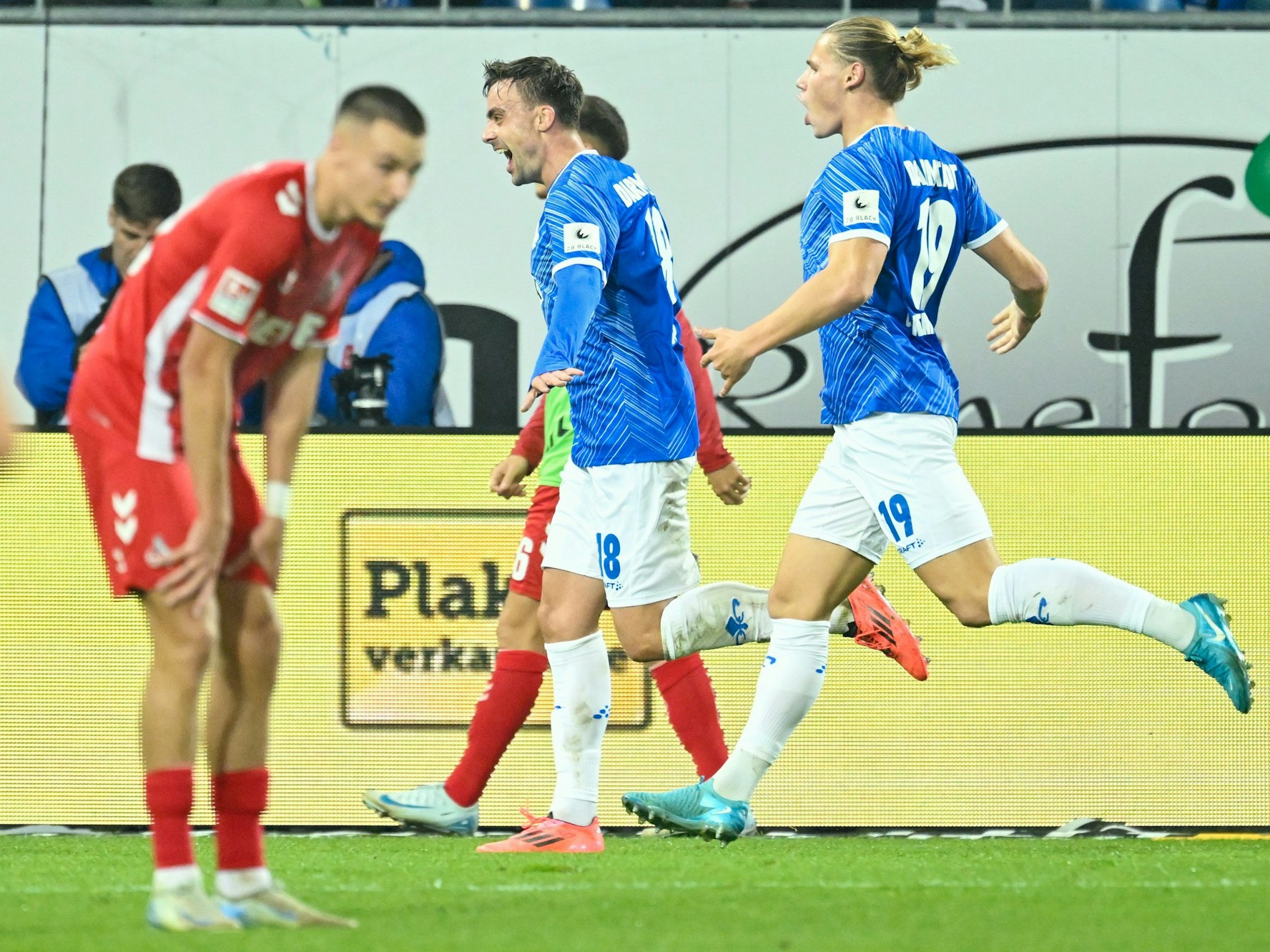 Darmstadts Torschütze Philipp Förster (l) jubelt mit Darmstadts Fynn Luca Lakenmacher über das Tor zum 4:1.