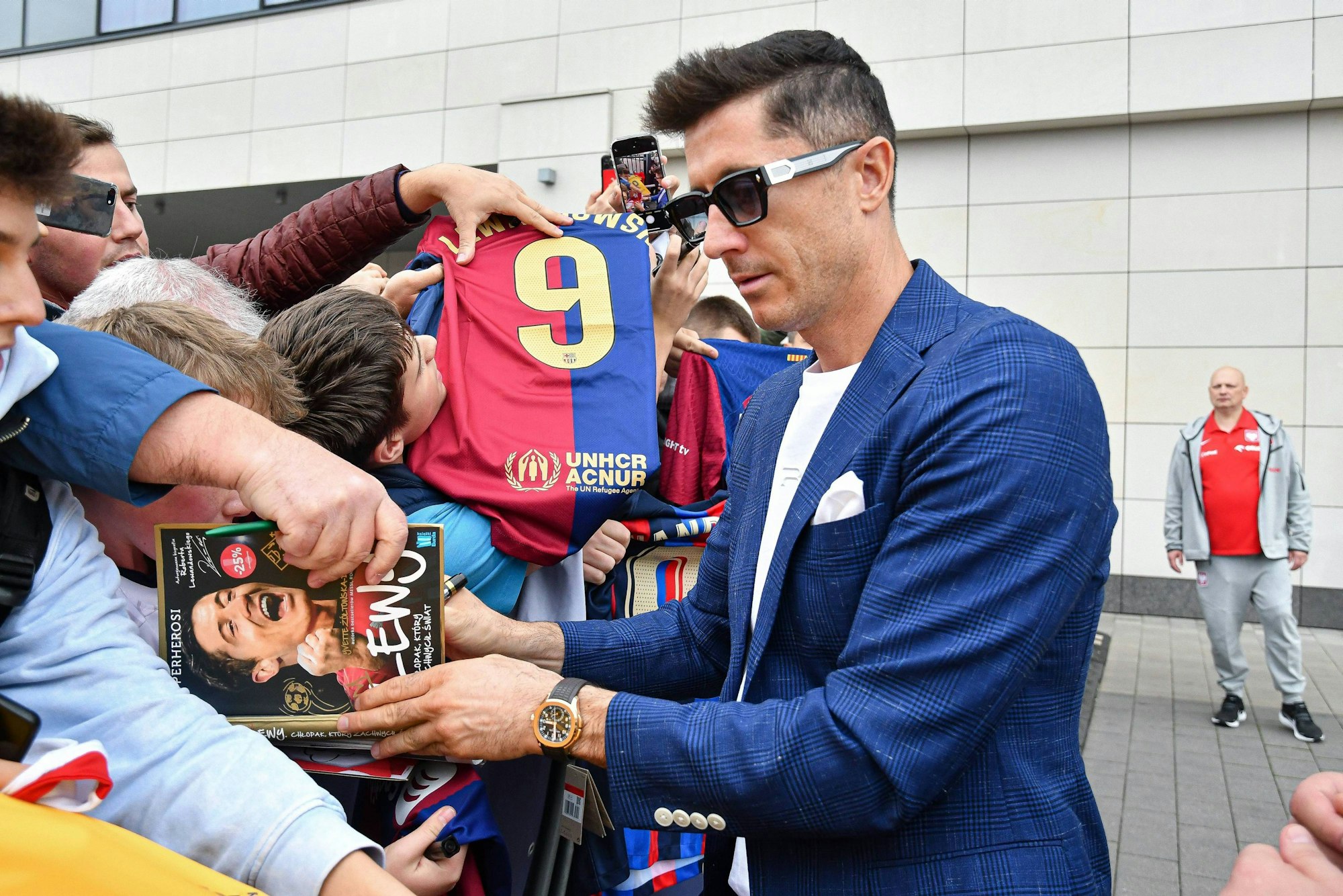 Robert Lewandowski schreibt in Warschau Autogramme.