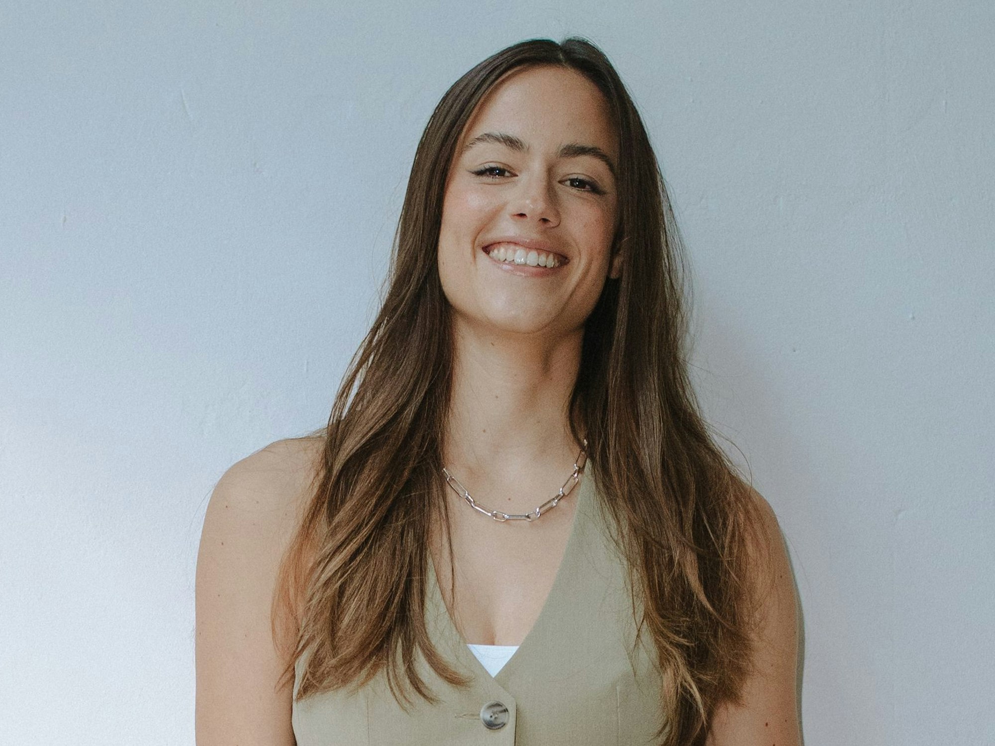 Irina Schlauch freut sich auf die neue Show in Köln: „Bei ,SCHUSS MIT LUSTIG!' vereinen wir auf der Bühne zwei scheinbar gegensätzliche Welten: True Crime und Comedy!“