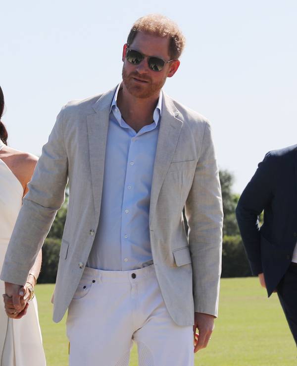 Prinz Harry (r) und Meghan, Herzog und die Herzogin von Sussex, lächeln nach ihrer Ankunft bei der Royal Salute Polo Challenge zu Gunsten von Sentebale im USPA National Polo Center.