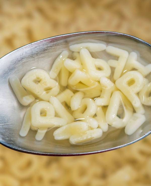 Das Foto zeigt einen Löffel mit Buchstaben einer Buchstabensuppe (Symbolbild).