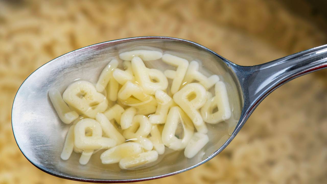 Das Foto zeigt einen Löffel mit Buchstaben einer Buchstabensuppe (Symbolbild).