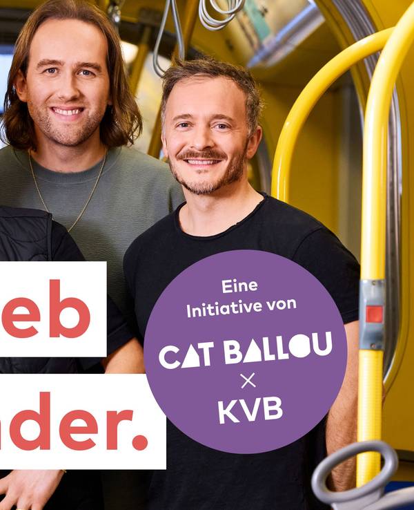 Cat Ballou zusammen in der Bahn für die Seid lieb zueinander Initiative fotografiert