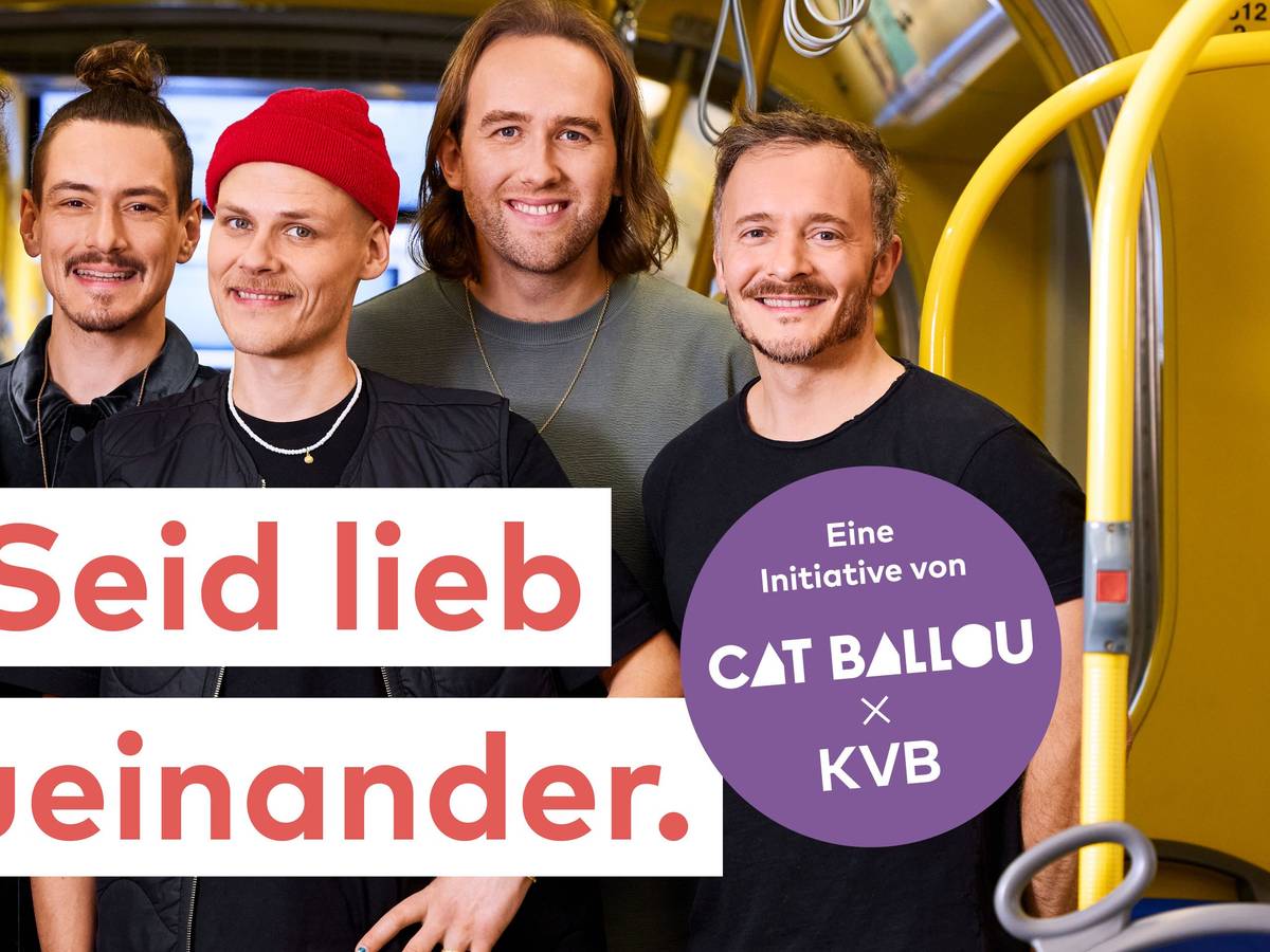 Cat Ballou zusammen in der Bahn für die Seid lieb zueinander Initiative fotografiert