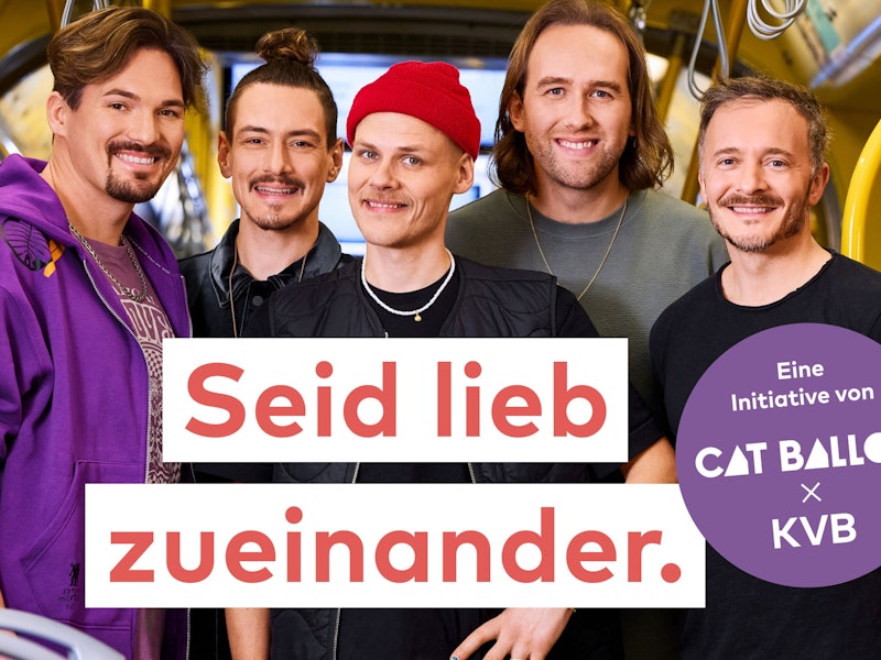 Cat Ballou zusammen in der Bahn für die Seid lieb zueinander Initiative fotografiert