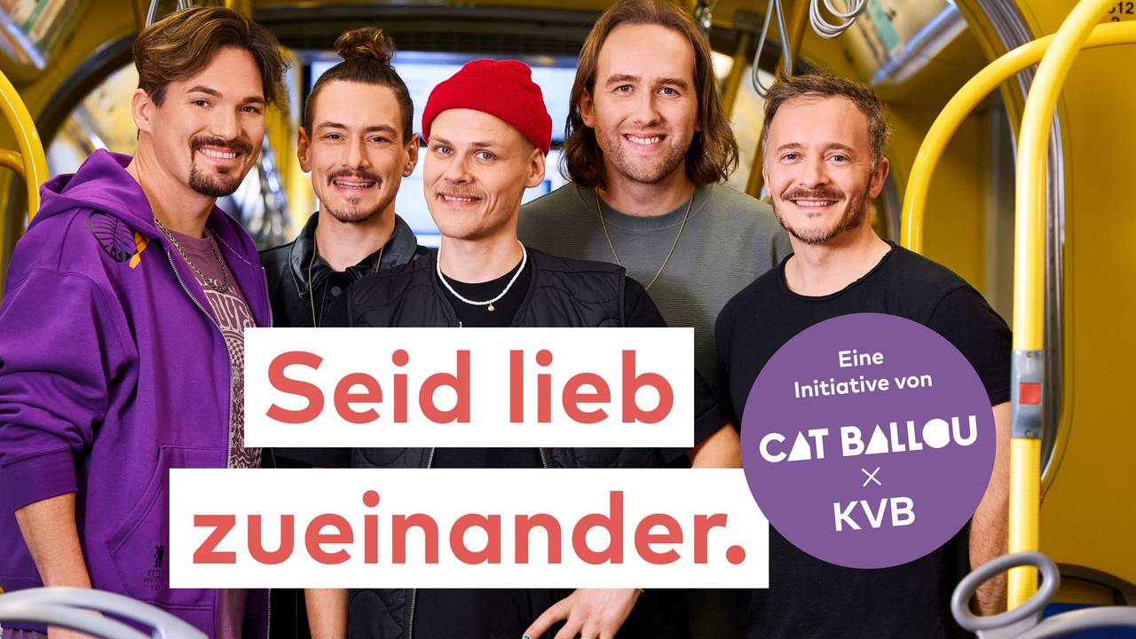 Cat Ballou zusammen in der Bahn für die Seid lieb zueinander Initiative fotografiert