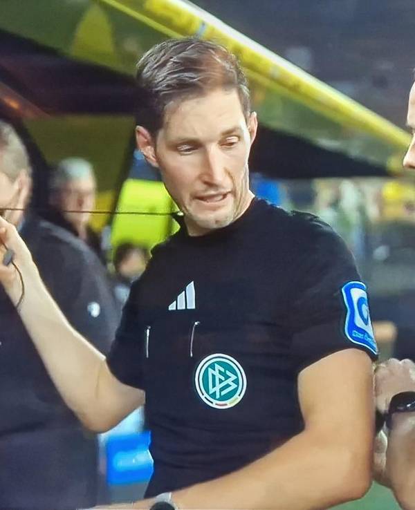 Schiedsrichter Matthias Jöllenbeck (l.) musste am Freitag (18. Oktober 2024) beim Spiel Borussia Dortmund gegen St. Pauli seinen Funk zur Halbzeit austauschen.