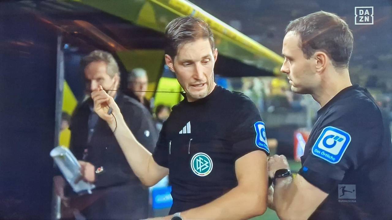 Schiedsrichter Matthias Jöllenbeck (l.) musste am Freitag (18. Oktober 2024) beim Spiel Borussia Dortmund gegen St. Pauli seinen Funk zur Halbzeit austauschen.