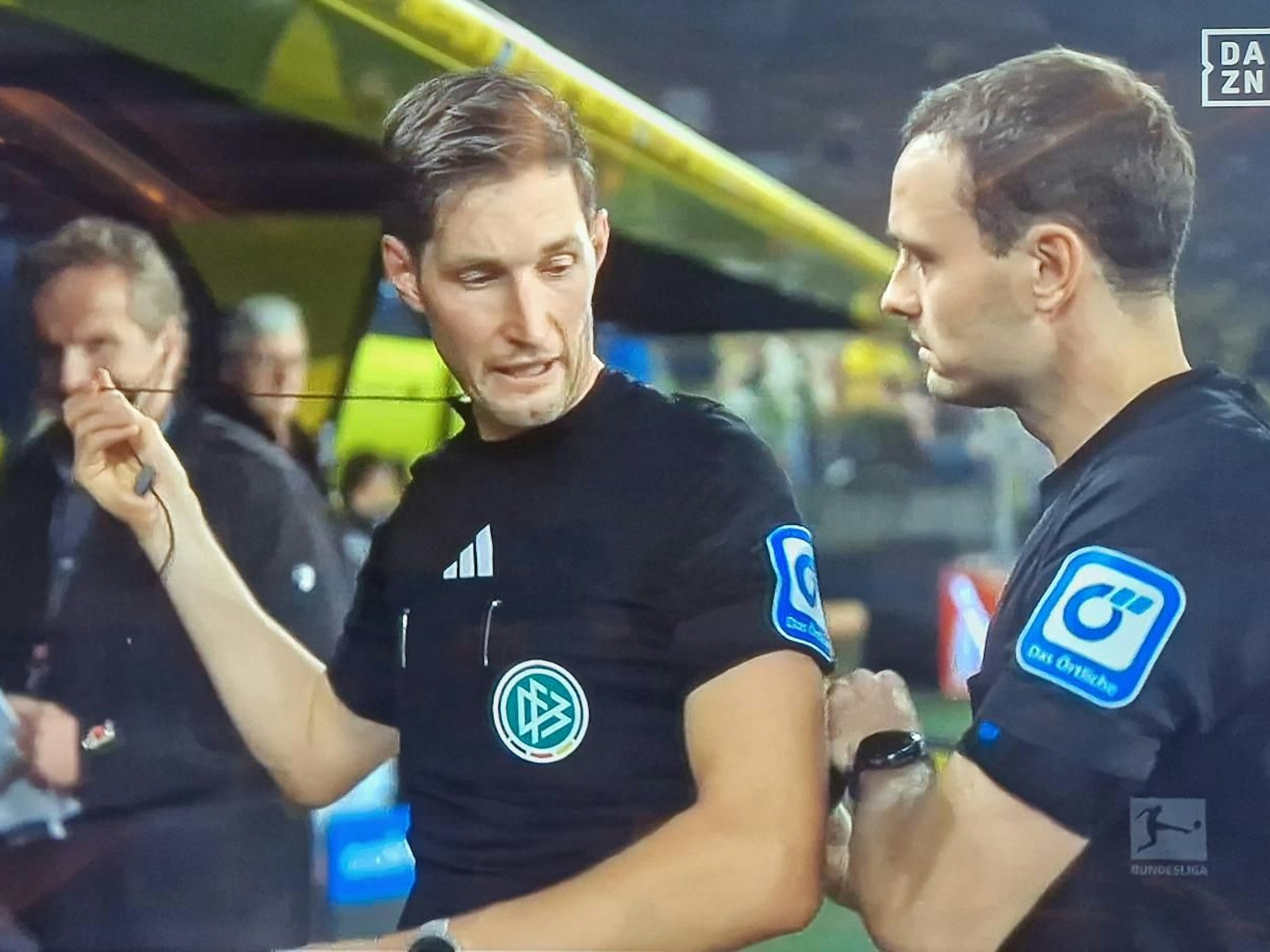 Schiedsrichter Matthias Jöllenbeck (l.) musste am Freitag (18. Oktober 2024) beim Spiel Borussia Dortmund gegen St. Pauli seinen Funk zur Halbzeit austauschen.