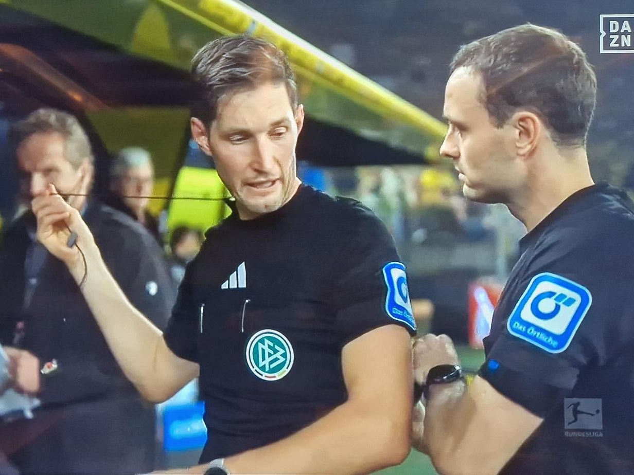 Schiedsrichter Matthias Jöllenbeck (l.) musste am Freitag (18. Oktober 2024) beim Spiel Borussia Dortmund gegen St. Pauli seinen Funk zur Halbzeit austauschen.