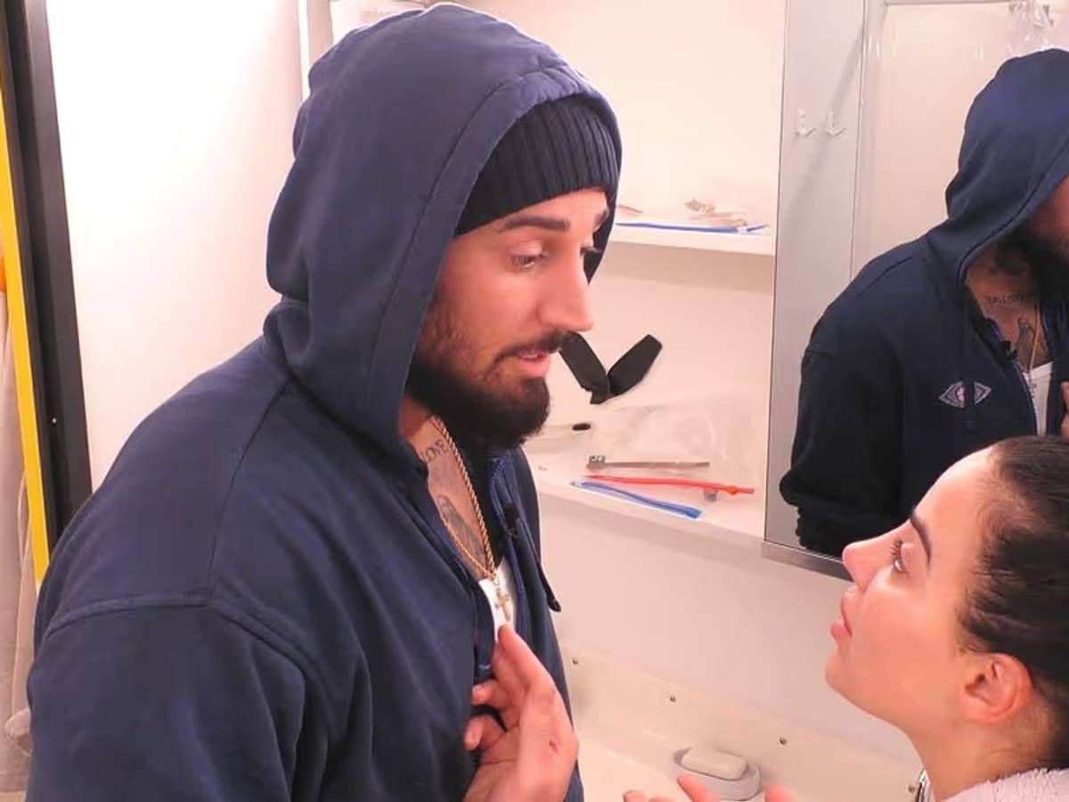 Leyla stellt Mike im Bad zur Rede.