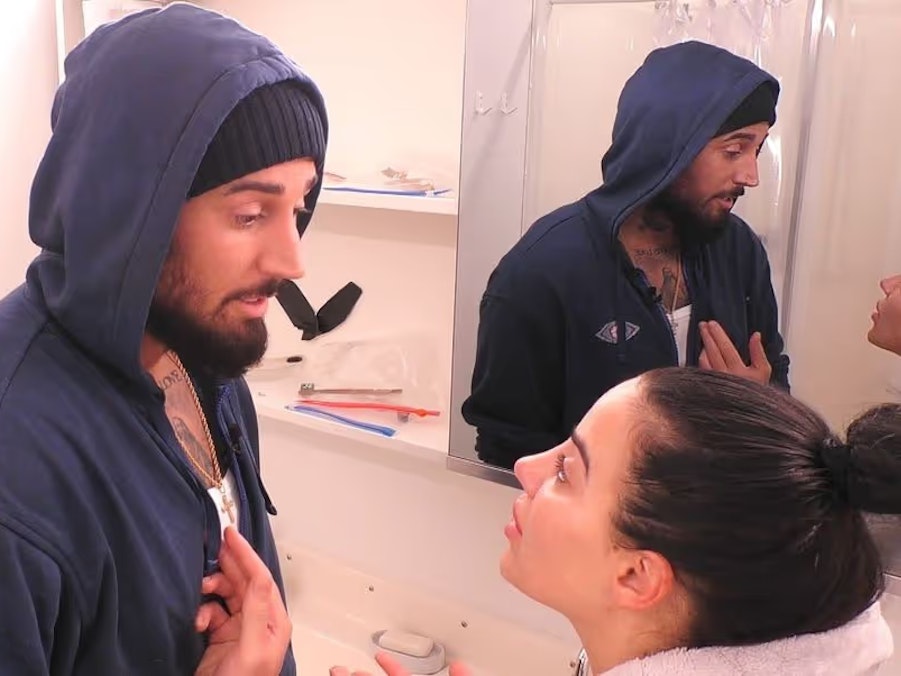 Leyla stellt Mike im Bad zur Rede.