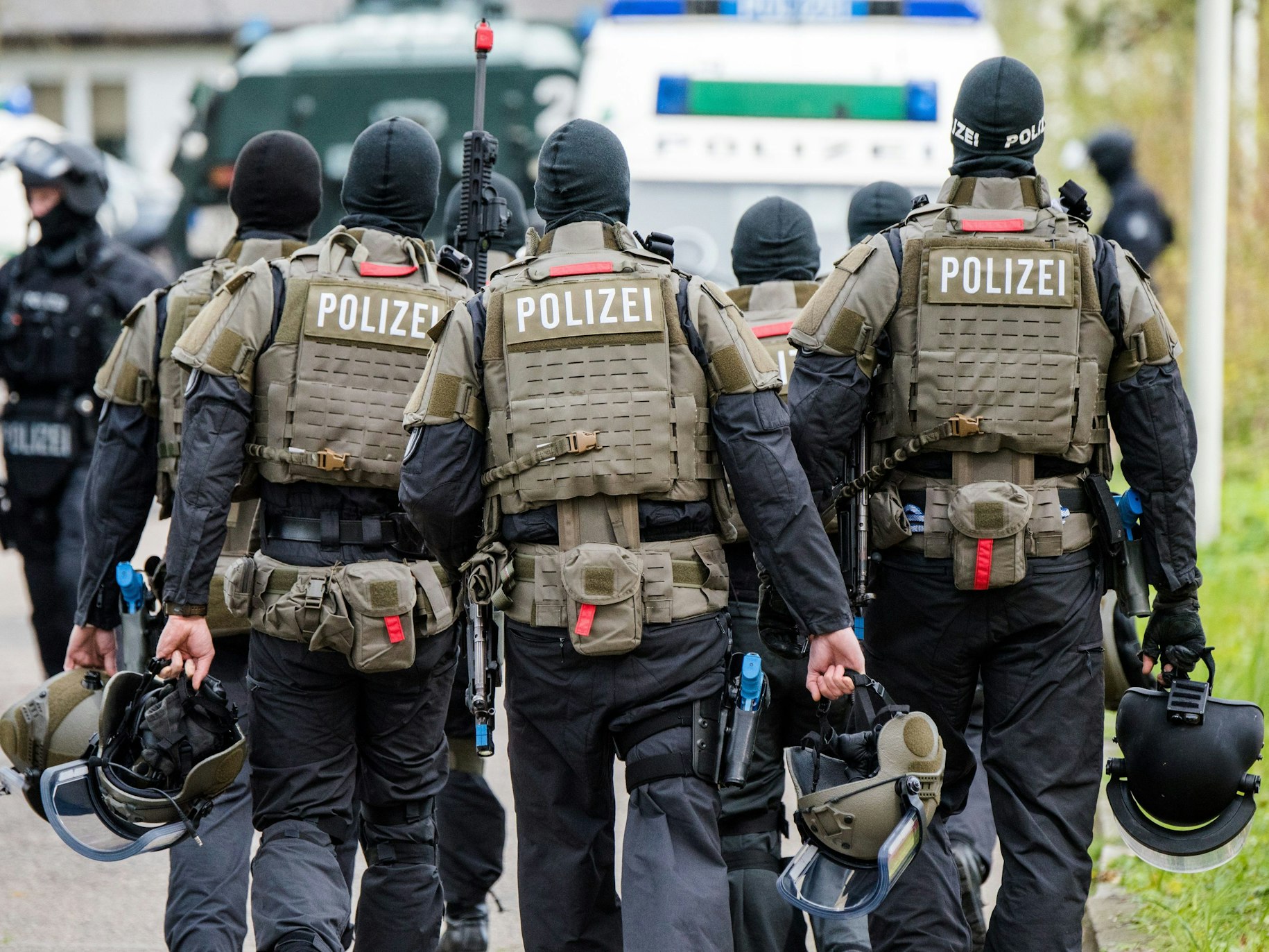 ARCHIV - 19.04.2017, Hamburg: Polizisten des Spezialeinsatzkommandos (SEK) verlassen ein Wohnhaus in Hamburg (Symbolbild).