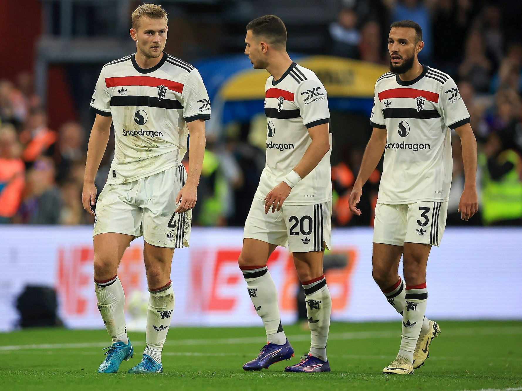 Matthijs de Ligt (l), Diogo Dalot (M.) und Noussair Mazraoui auf dem Spielfeld.