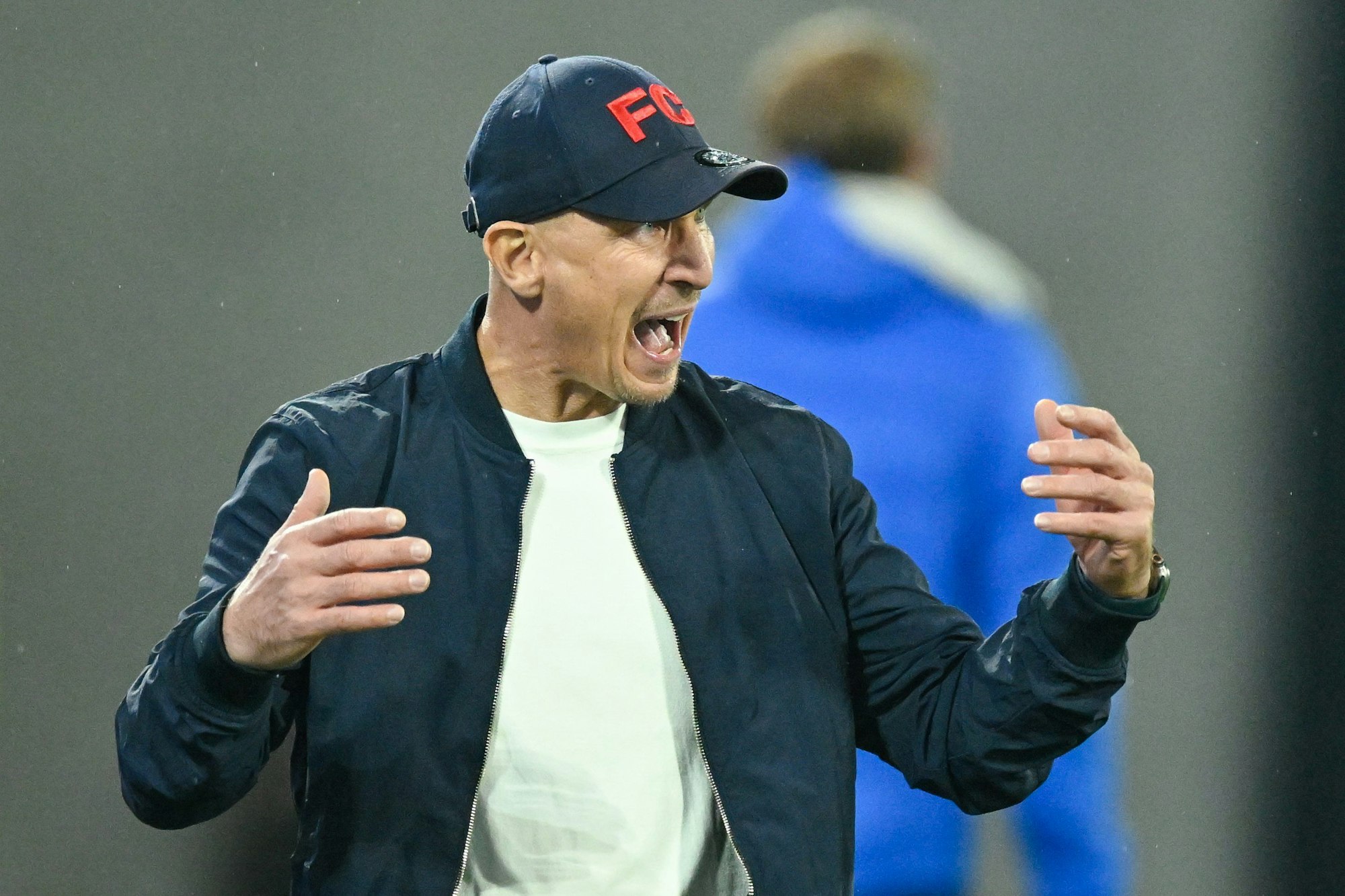 Gerhard Struber gestikuliert bei der 1:5-Schlappe in Darmstadt.