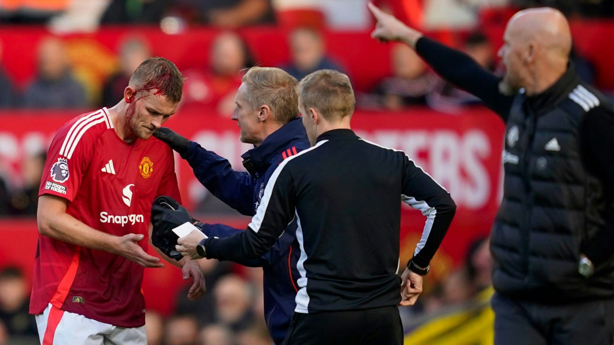Matthijs de Ligt wird behandelt.