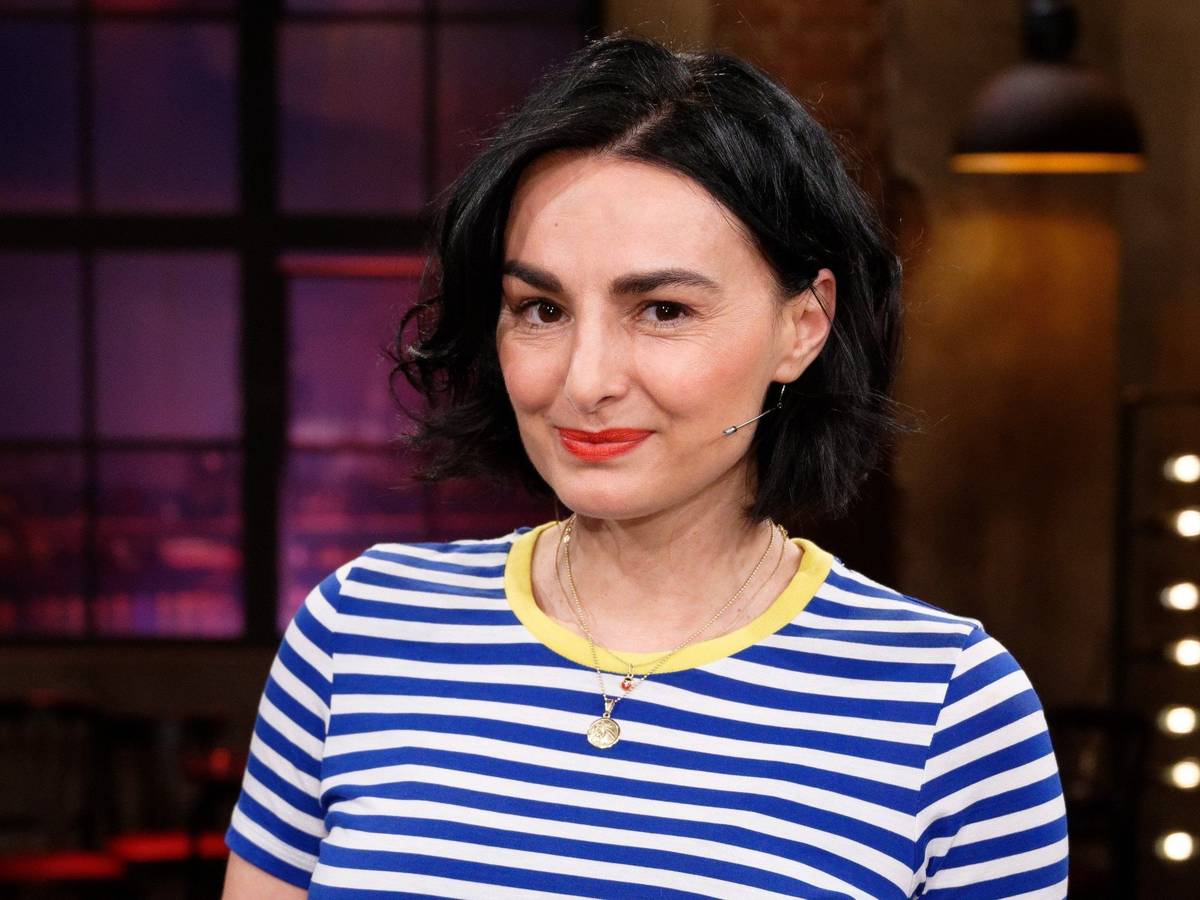 Die Schauspielerin Mimi Fiedler steht nach der Aufzeichnung der WDR-Talkshow "Kölner Treff" im Studio.