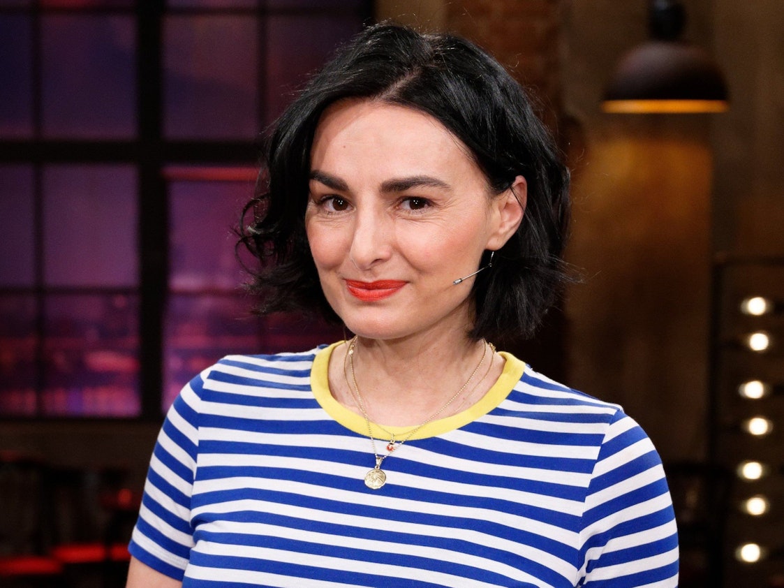 Die Schauspielerin Mimi Fiedler steht nach der Aufzeichnung der WDR-Talkshow "Kölner Treff" im Studio.